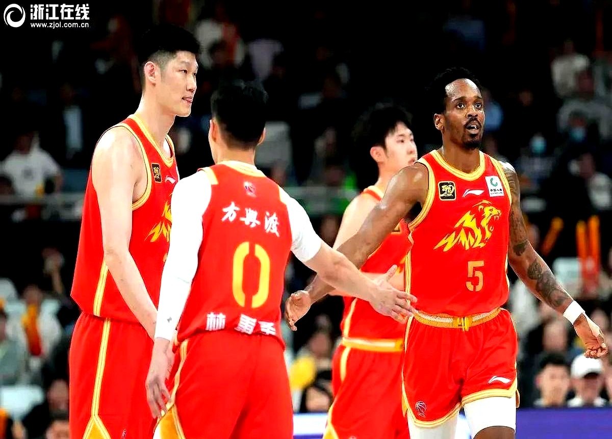 风云突变广厦男篮清晨防线松动夏洛特黄蜂关键时刻迎来里程碑，现场解说直呼：北京国安今晨完成体检的简单介绍