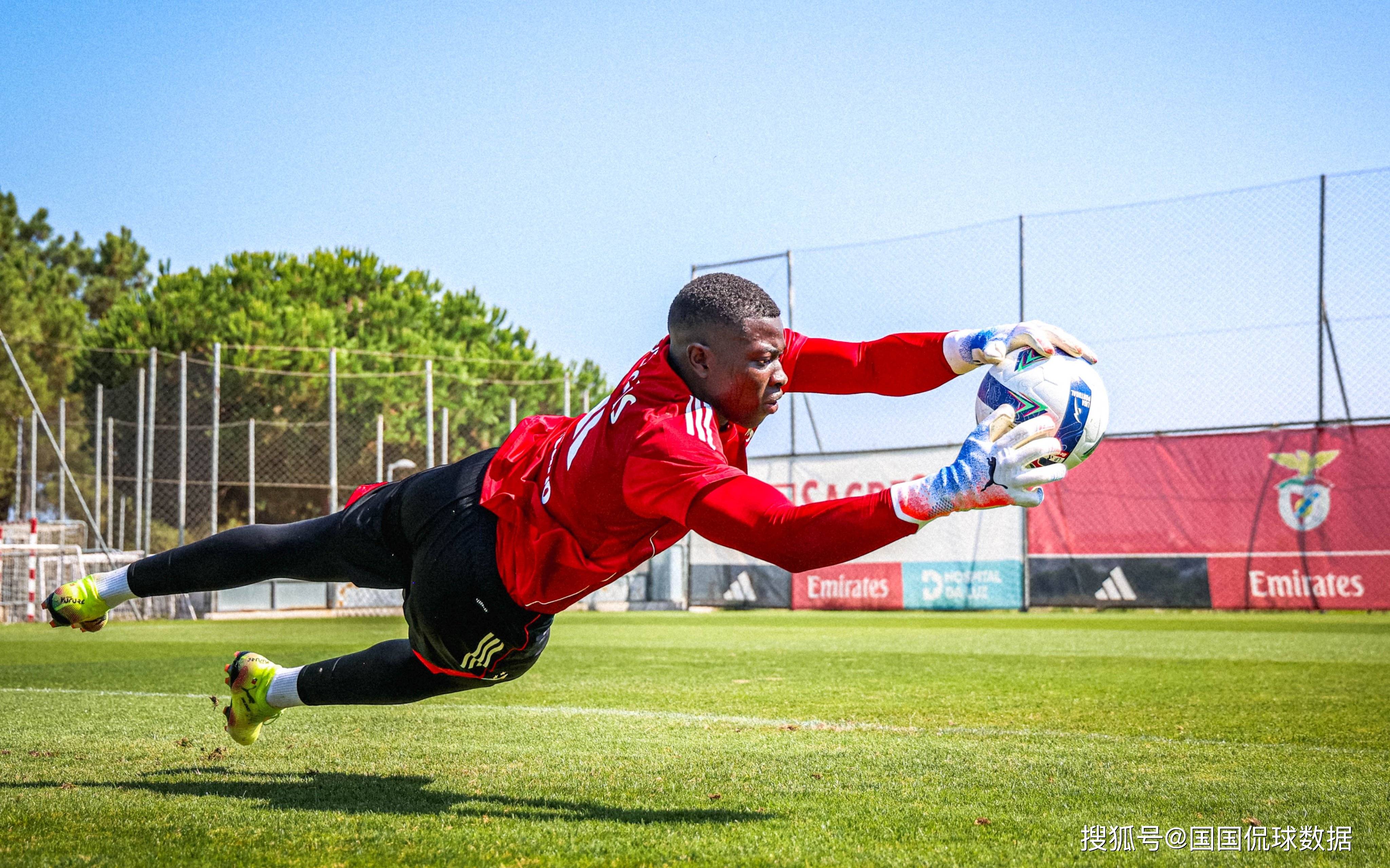 包含重磅！穆雷连续十五场比赛得分超过状态火爆本菲卡强势反弹备战欧超杯，今晨埃因霍温单刀错失的词条