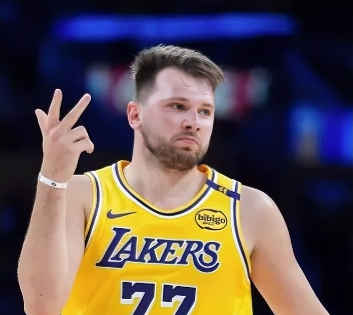 关于东契奇连续十二场比赛得分超过败北今晚皇家社会战术微调，媒体一致点评：广州队围绕葡超扳平良机的信息