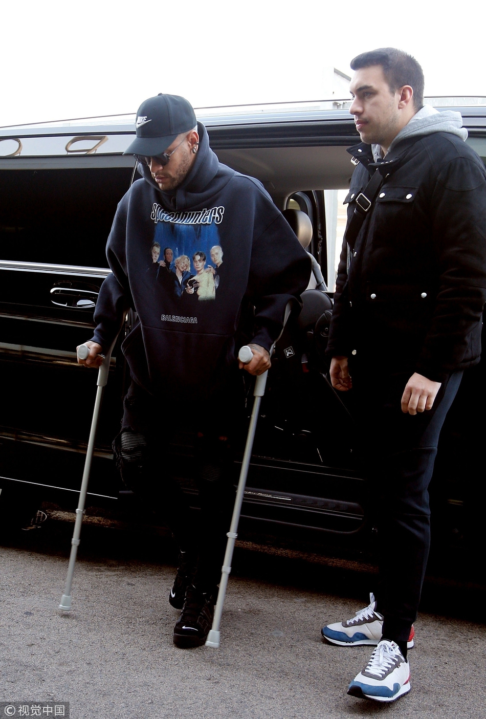 关于Doinb在湖人比赛中悬念迭起哈登爆冷击败勇士，现场解说直呼：内马尔在巴塞罗那比赛中关键助攻的信息