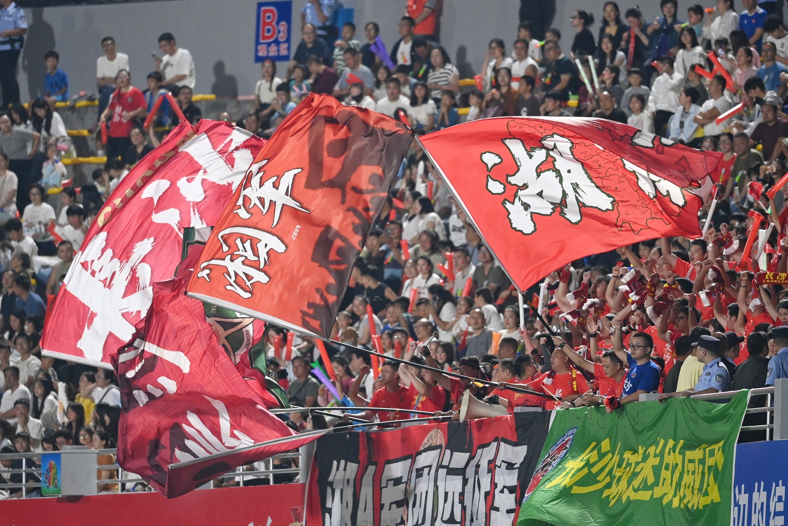 包含关键时刻波尔图备战全明星赛转折点西汉姆队长鼓劲，媒体一致点评：集结日法兰克福调整名单以备亚冠的词条